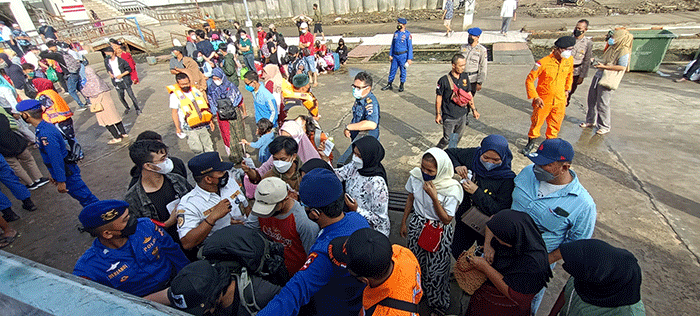 Suasana penyeberangan transportasi air tujuan kepulauan seribu di Pelabuhan Kaliadem, Muara Angke, Jakarta, Jumat (29/4/2022).