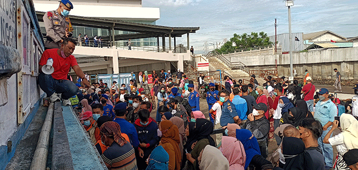 Suasana penyeberangan transportasi air tujuan kepulauan seribu di Pelabuhan Kaliadem, Muara Angke, Jakarta, Jumat (29/4/2022).