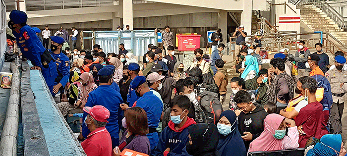 Suasana penyeberangan transportasi air tujuan kepulauan seribu di Pelabuhan Kaliadem, Muara Angke, Jakarta, Jumat (29/4/2022).