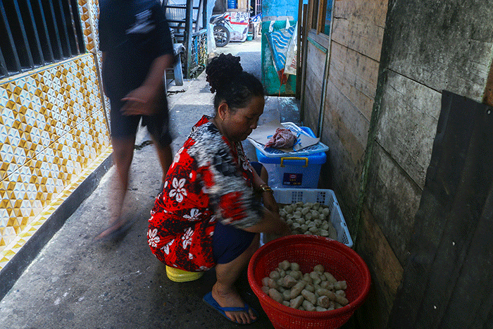 Pengrajin pempek Kampung Pempek Tanggo Rajo Cindo, Jalan KH Azhari Lorong Tangga Raja, Palembang kebanjiran pesanan pempek menjelang lebaran.