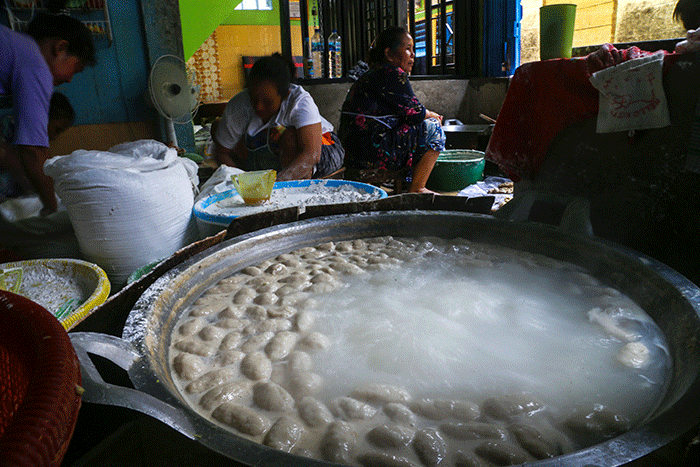Pengrajin pempek Kampung Pempek Tanggo Rajo Cindo, Jalan KH Azhari Lorong Tangga Raja, Palembang kebanjiran pesanan pempek menjelang lebaran.
