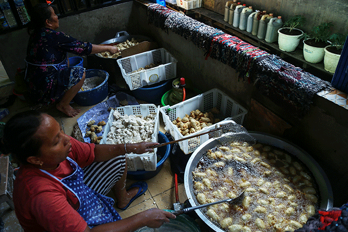 Pengrajin pempek Kampung Pempek Tanggo Rajo Cindo, Jalan KH Azhari Lorong Tangga Raja, Palembang kebanjiran pesanan pempek menjelang lebaran.