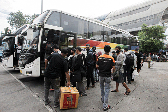 Sejumlah pemudik menunggu keberangkatan bus menuju kampung halaman di Terminal Kampung Rambutan, Jakarta, Jumat (29/4/2022).