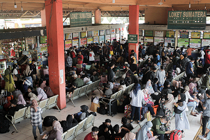 Sejumlah pemudik menunggu keberangkatan bus menuju kampung halaman di Terminal Kampung Rambutan, Jakarta, Jumat (29/4/2022).