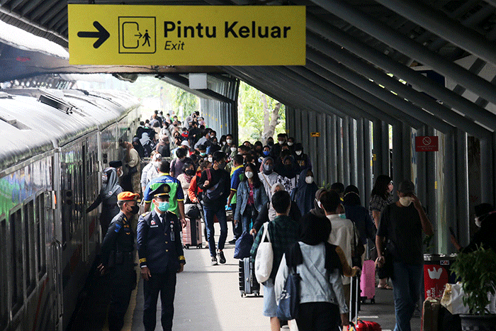 Suasana kepadatan arus mudik di Stasiun Kereta Api Gubeng Surabaya, Jawa Timur, Jumat (29/4/2022).