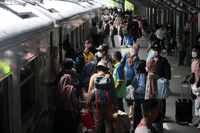 Suasana kepadatan arus mudik di Stasiun Kereta Api Gubeng Surabaya, Jawa Timur, Jumat (29/4/2022).