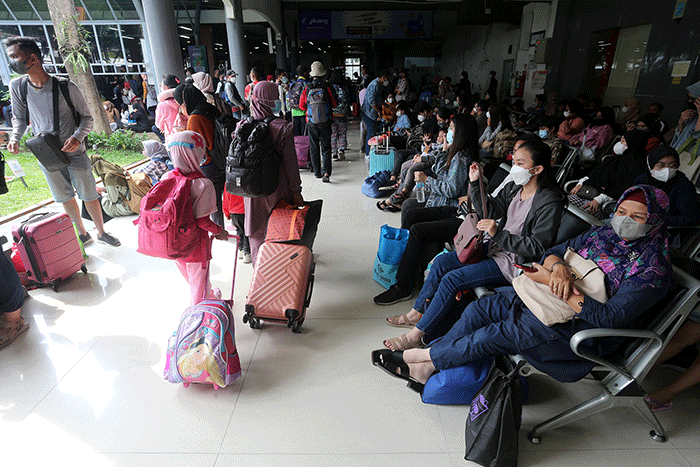 Suasana kepadatan arus mudik di Stasiun Kereta Api Gubeng Surabaya, Jawa Timur, Jumat (29/4/2022).