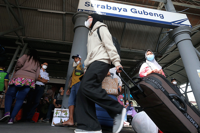 Suasana kepadatan arus mudik di Stasiun Kereta Api Gubeng Surabaya, Jawa Timur, Jumat (29/4/2022).