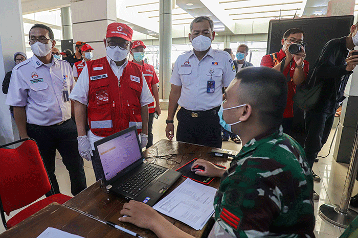 Ketua Palang Merah Indonesia (PMI) DKI Jakarta Rustam Effendi (kedua kanan) memberikan masker dan paket healty kit kepada pemudik.