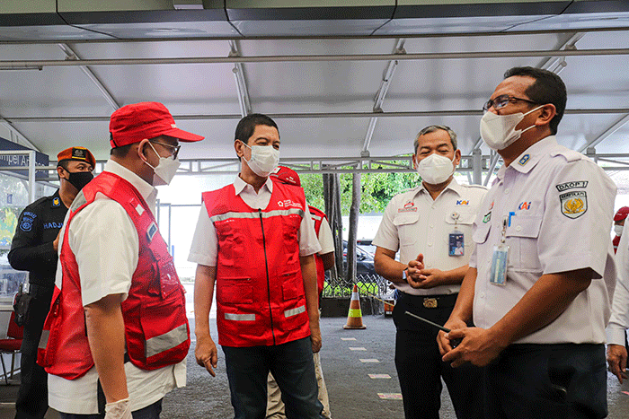 Ketua Palang Merah Indonesia (PMI) DKI Jakarta Rustam Effendi (kedua kanan) memberikan masker dan paket healty kit kepada pemudik.