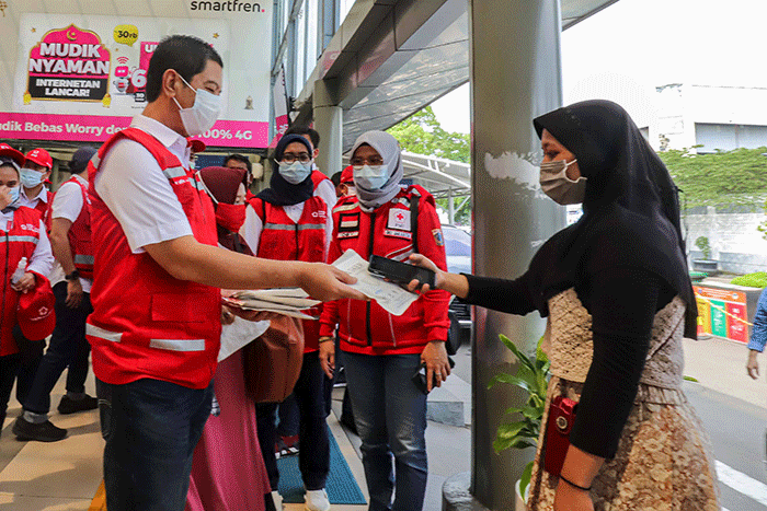 Ketua Palang Merah Indonesia (PMI) DKI Jakarta Rustam Effendi (kedua kanan) memberikan masker dan paket healty kit kepada pemudik.
