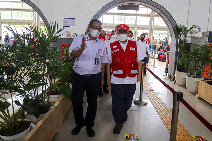 Ketua Palang Merah Indonesia (PMI) DKI Jakarta Rustam Effendi (kedua kanan) memberikan masker dan paket healty kit kepada pemudik.