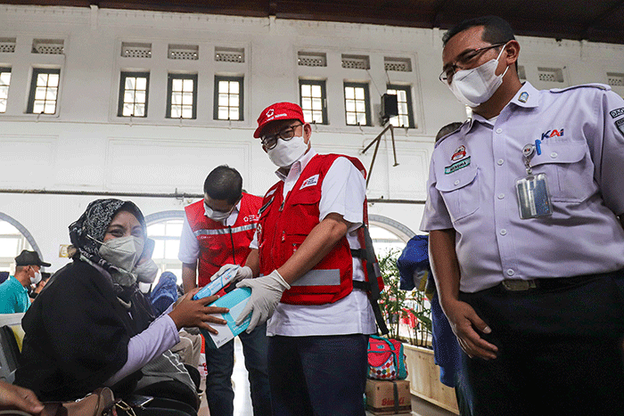 Ketua Palang Merah Indonesia (PMI) DKI Jakarta Rustam Effendi (kedua kanan) memberikan masker dan paket healty kit kepada pemudik.