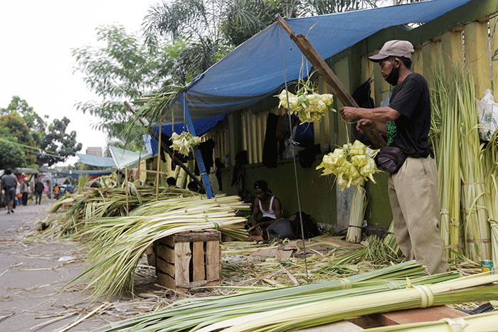 Pedagang musiman saat membuat anyaman kulit ketupat di Pasar Pondok Gede, Bekasi, Jawa Barat, Sabtu (30/4/2022).