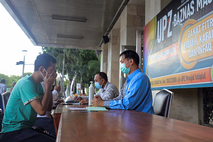 Warga saat membayar zakat di Stand Pelayanan Zakat Masjid Istiqlal, Jakarta Pusat, Jumat (29/4/2022).