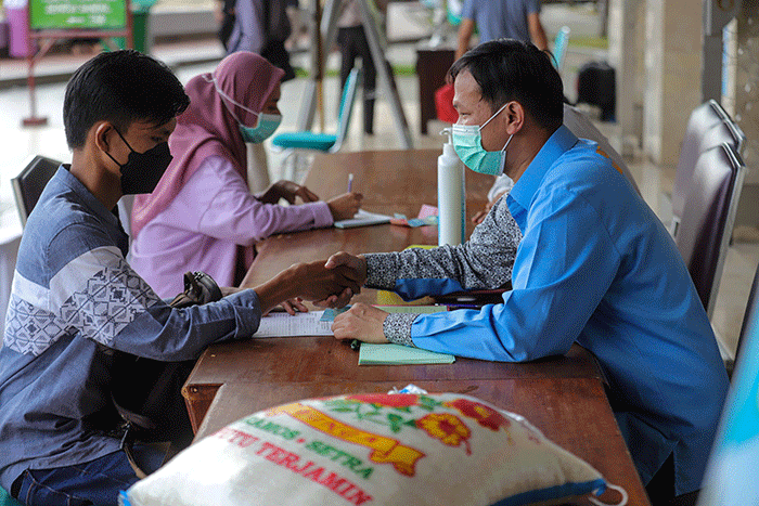 Warga saat membayar zakat di Stand Pelayanan Zakat Masjid Istiqlal, Jakarta Pusat, Jumat (29/4/2022).