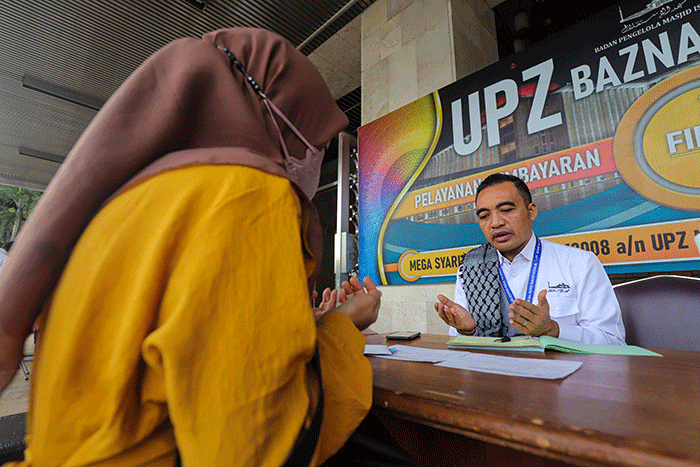 Warga saat membayar zakat di Stand Pelayanan Zakat Masjid Istiqlal, Jakarta Pusat, Jumat (29/4/2022).