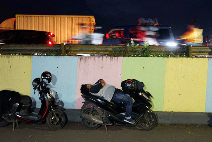 Pemudik sepeda motor memadati Simpang Jomin, Kabupaten Karawang, Jawa Barat, Jumat (29/4/2022).
