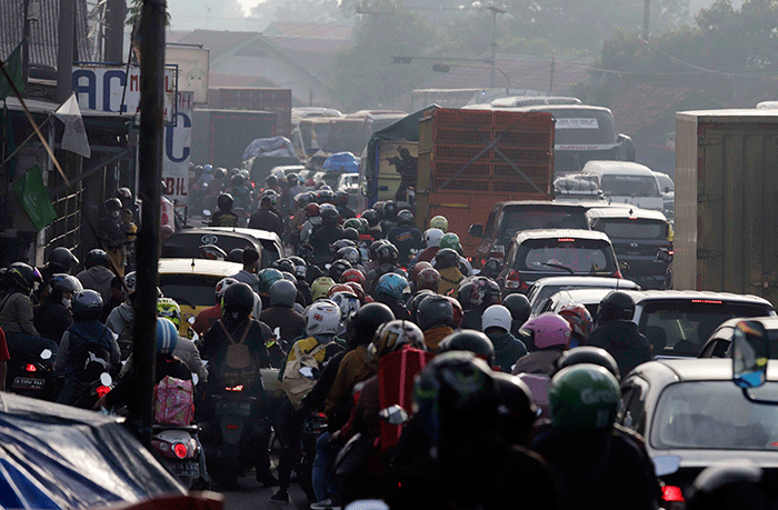 Pemudik sepeda motor memadati Simpang Jomin, Kabupaten Karawang, Jawa Barat, Jumat (29/4/2022).