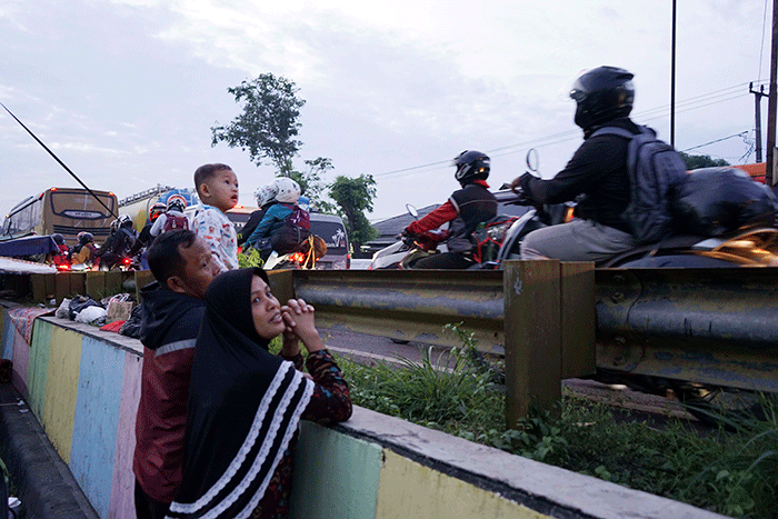 Pemudik sepeda motor memadati Simpang Jomin, Kabupaten Karawang, Jawa Barat, Jumat (29/4/2022).