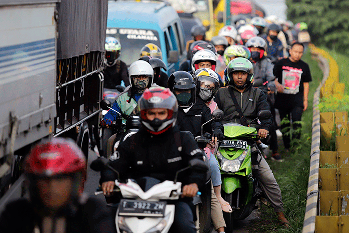 Pemudik sepeda motor memadati Simpang Jomin, Kabupaten Karawang, Jawa Barat, Jumat (29/4/2022).