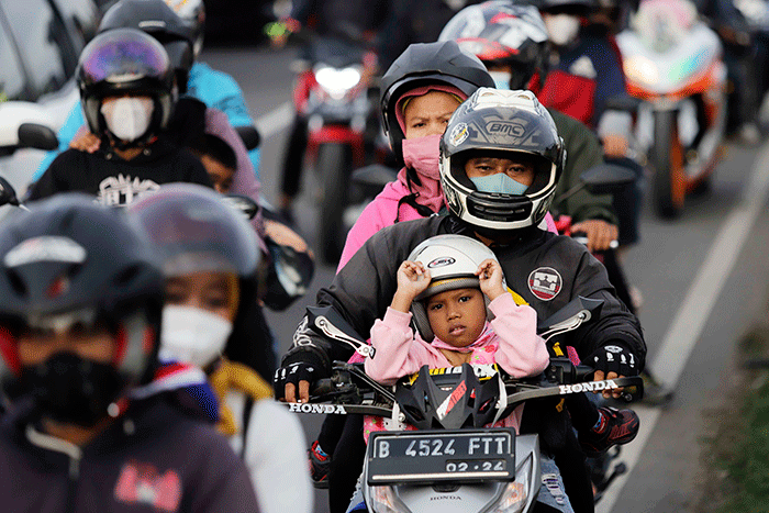 Pemudik sepeda motor memadati Simpang Jomin, Kabupaten Karawang, Jawa Barat, Jumat (29/4/2022).