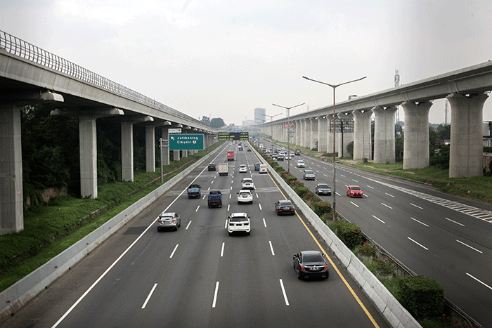 Sejumlah kendaraan melintasi arus tol Jakarta-Cikampek di kawasan Bekasi, Jawa Barat, Sabtu (30/4/2022).