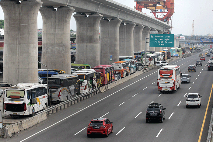 Sejumlah kendaraan melintasi arus tol Jakarta-Cikampek di kawasan Bekasi, Jawa Barat, Sabtu (30/4/2022).