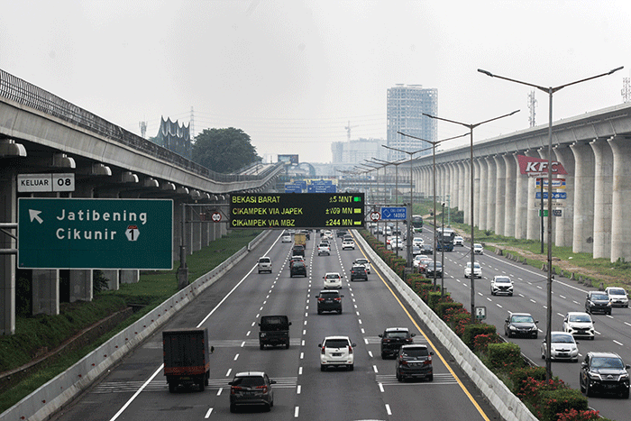 Sejumlah kendaraan melintasi arus tol Jakarta-Cikampek di kawasan Bekasi, Jawa Barat, Sabtu (30/4/2022).