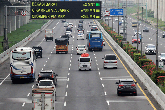 Sejumlah kendaraan melintasi arus tol Jakarta-Cikampek di kawasan Bekasi, Jawa Barat, Sabtu (30/4/2022).