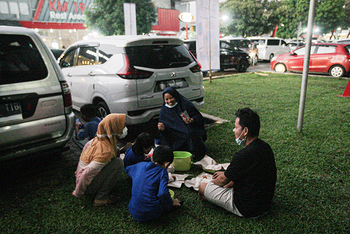 Sejumlah pemudik menyantap makanan berbuka puasa di Rest Area KM 19 ruas tol Jakarta-Cikampek, Jumat (29/4/2022).