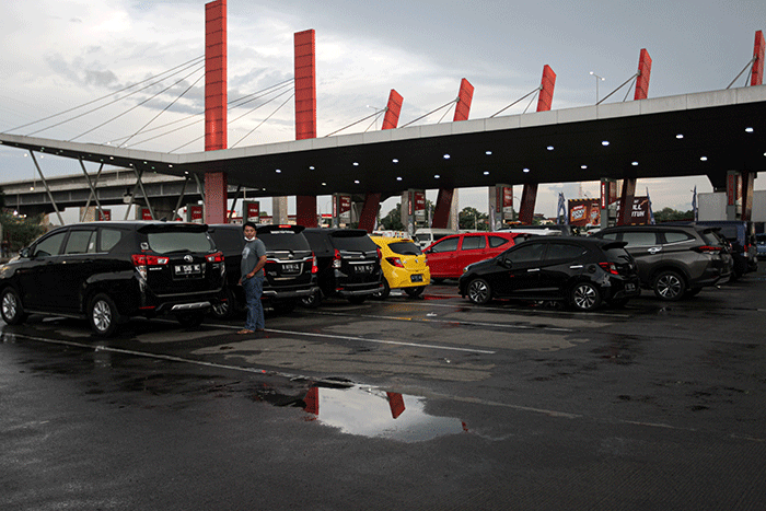 Sejumlah pemudik menyantap makanan berbuka puasa di Rest Area KM 19 ruas tol Jakarta-Cikampek, Jumat (29/4/2022).