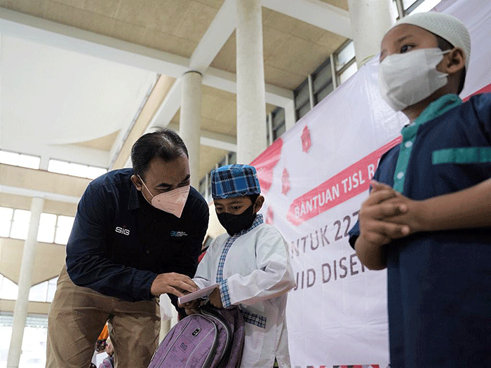 Direktur Utama PT Semen Gresik, Subhan (tengah) menyerahkan bingkisan berkah kepada anak yatim piatu di Rembang, Jawa Tengah.