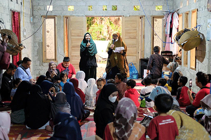 Direktur Utama PT Semen Gresik, Subhan (tengah) menyerahkan bingkisan berkah kepada anak yatim piatu di Rembang, Jawa Tengah.