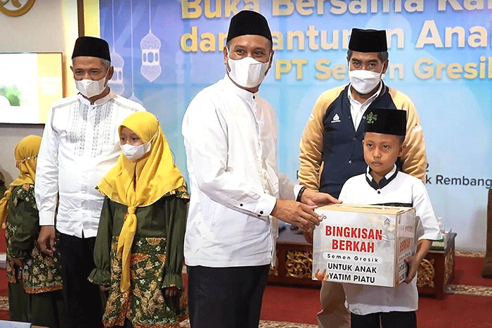Direktur Utama PT Semen Gresik, Subhan (tengah) menyerahkan bingkisan berkah kepada anak yatim piatu di Rembang, Jawa Tengah.