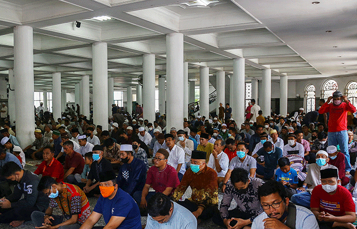 Ribuan jamaah melakukan ibadah shalat Jumat terakhir Bulan Ramadan 1443 H di Masjid Agung Sultan Mahmud Badaruddin Jayo Wikramo Palembang, Jumat (29/4/2022).