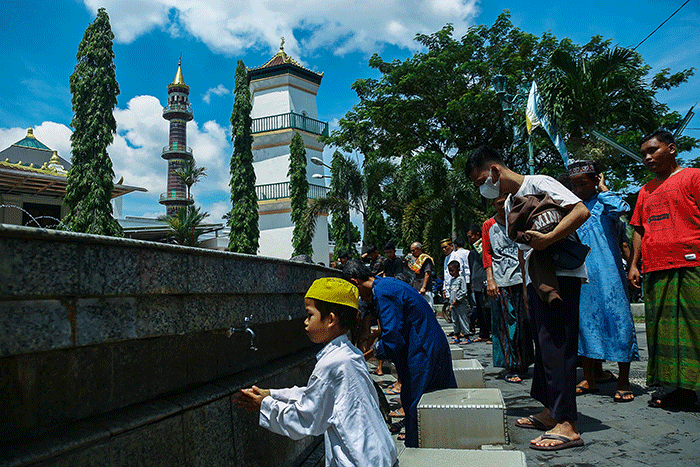Ribuan jamaah melakukan ibadah shalat Jumat terakhir Bulan Ramadan 1443 H di Masjid Agung Sultan Mahmud Badaruddin Jayo Wikramo Palembang, Jumat (29/4/2022).