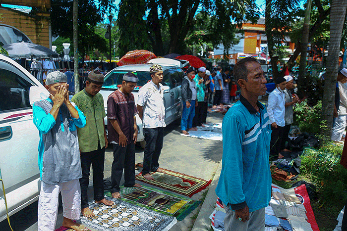 Ribuan jamaah melakukan ibadah shalat Jumat terakhir Bulan Ramadan 1443 H di Masjid Agung Sultan Mahmud Badaruddin Jayo Wikramo Palembang, Jumat (29/4/2022).