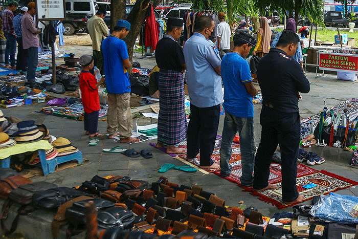 Ribuan jamaah melakukan ibadah shalat Jumat terakhir Bulan Ramadan 1443 H di Masjid Agung Sultan Mahmud Badaruddin Jayo Wikramo Palembang, Jumat (29/4/2022).