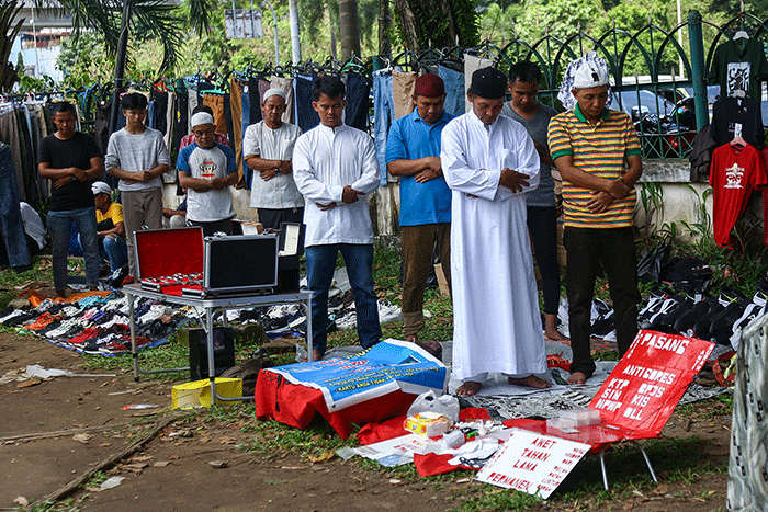 Ribuan jamaah melakukan ibadah shalat Jumat terakhir Bulan Ramadan 1443 H di Masjid Agung Sultan Mahmud Badaruddin Jayo Wikramo Palembang, Jumat (29/4/2022).