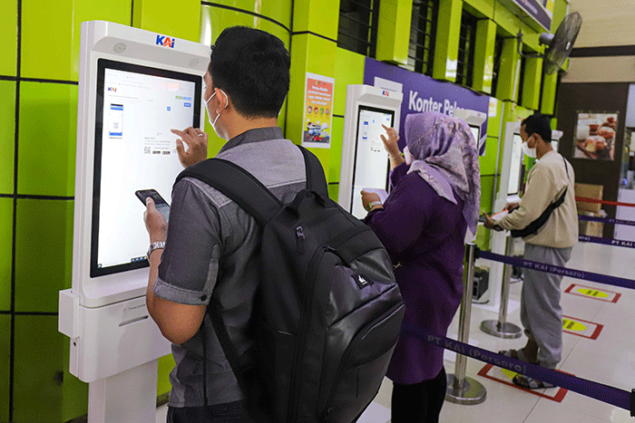 Pemudik menunggu kedatangan kereta di Stasiun Kereta Api (KA) Gambir, Jakarta Pusat, Sabtu (30/4/2022).