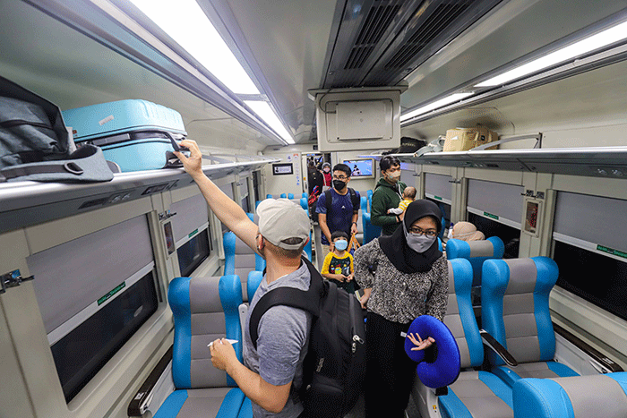 Pemudik menunggu kedatangan kereta di Stasiun Kereta Api (KA) Gambir, Jakarta Pusat, Sabtu (30/4/2022).