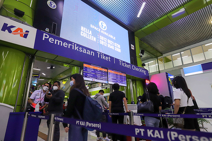 Pemudik menunggu kedatangan kereta di Stasiun Kereta Api (KA) Gambir, Jakarta Pusat, Sabtu (30/4/2022).