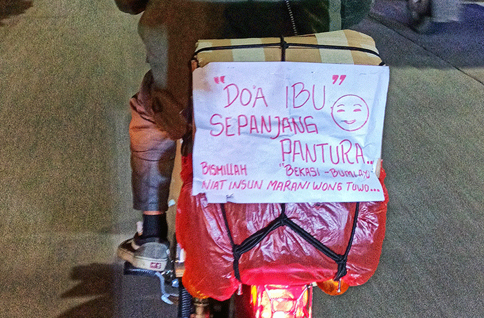 Pemudik motor saat melintasi jalur Pantura, Jawa Barat, Jumat (29/4/2022).