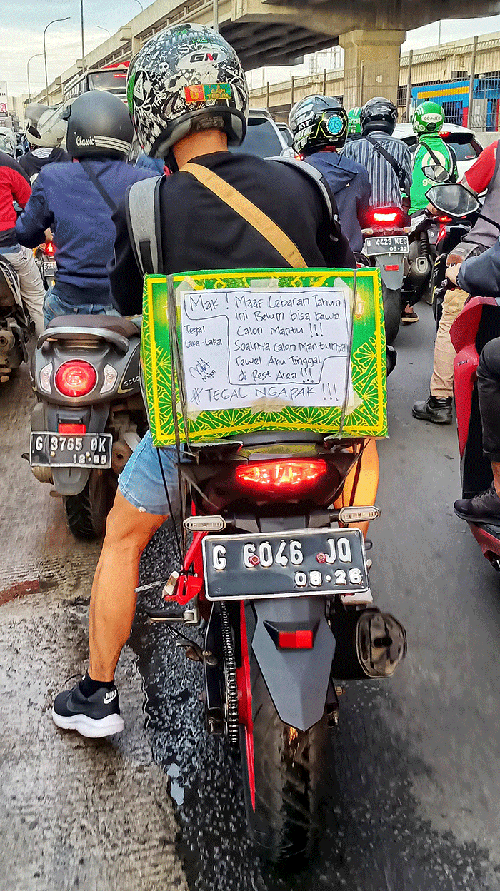 Pemudik motor saat melintasi jalur Pantura, Jawa Barat, Jumat (29/4/2022).