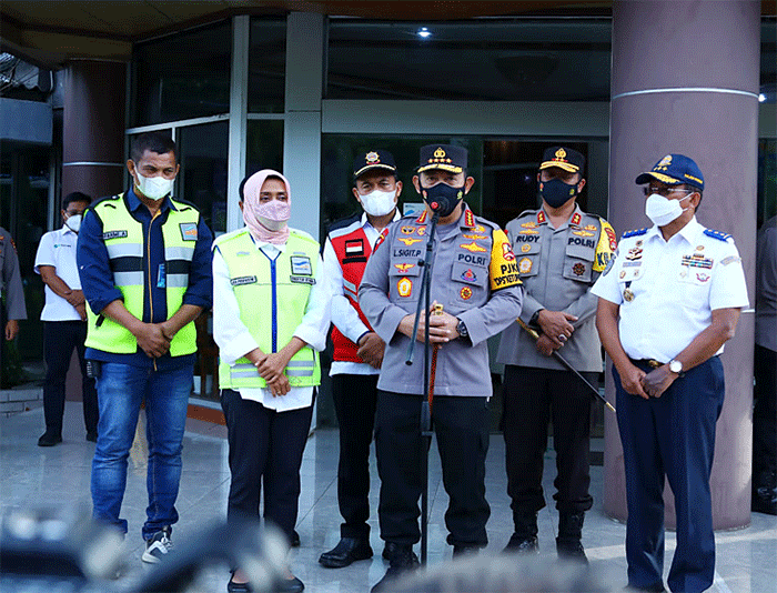 Kapolri Jenderal Listyo Sigit Prabowo meninjau arus mudik di Pelabuhan Merak, Banten, Sabtu, (30/4/2022).