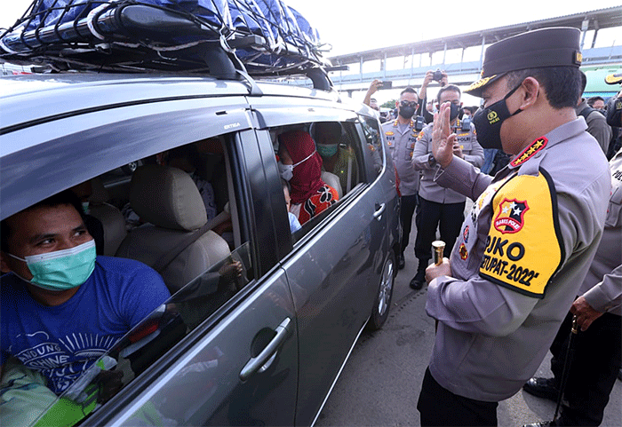 Kapolri Jenderal Listyo Sigit Prabowo meninjau arus mudik di Pelabuhan Merak, Banten, Sabtu, (30/4/2022).