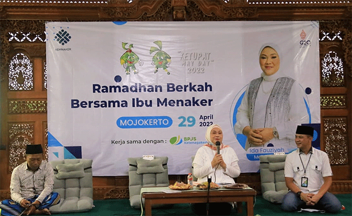 Menteri Ketenagakerjaan Ida Fauziyah, menyalurkan paket sembako Ramadhan kepada masyarakat yang ada di Mojokerto Jawa Timur, Jumat (29/4/2022).
