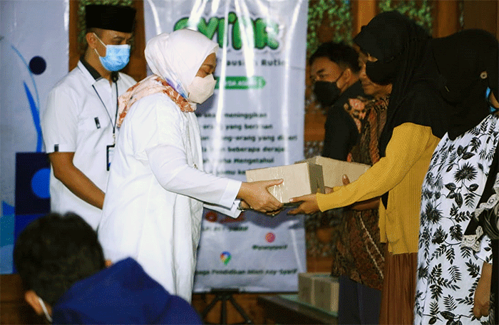 Menteri Ketenagakerjaan Ida Fauziyah, menyalurkan paket sembako Ramadhan kepada masyarakat yang ada di Mojokerto Jawa Timur, Jumat (29/4/2022).