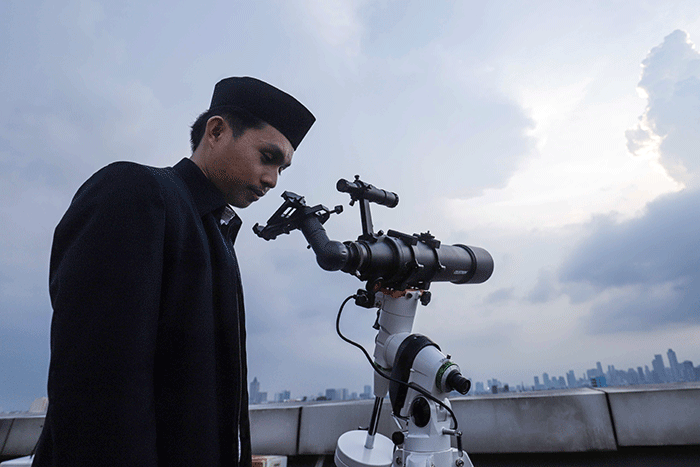 Petugas saat melakukan pemantauan hilal di Kantor Wilayah Kementerian Agama Provinsi DKI Jakarta, Cipinang, Jakarta Timur, Minggu (1/5/2022).